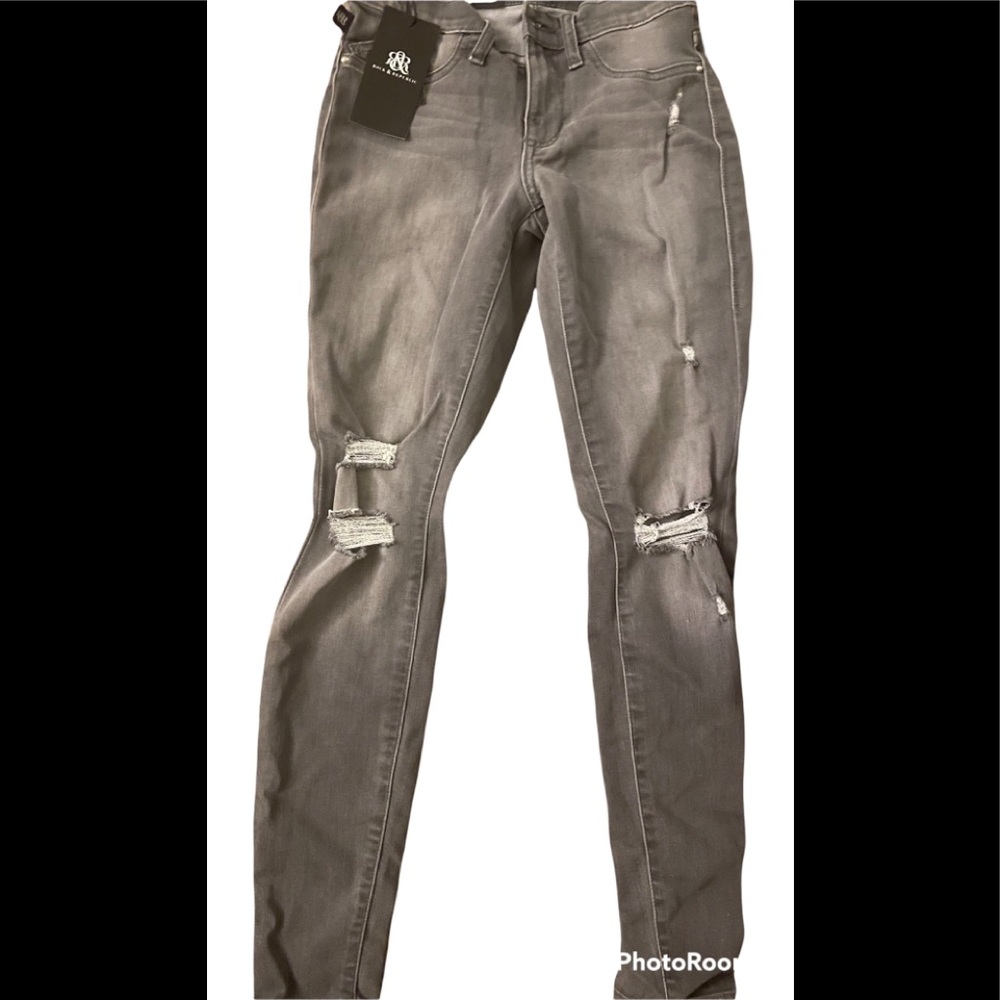 NWT ROCK N’ REPUBLIC Grey Skinny Jeans with Rips/ Frays Size 2